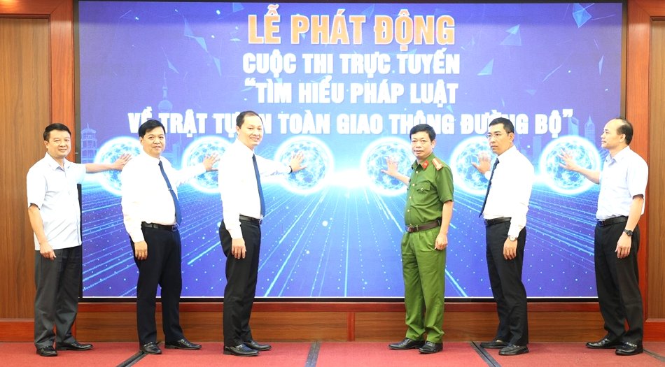 C&aacute;c đại biểu thực hiện nghi thức ấn n&uacute;t ph&aacute;t động cuộc thi (Ảnh: Kh&aacute;nh Linh)