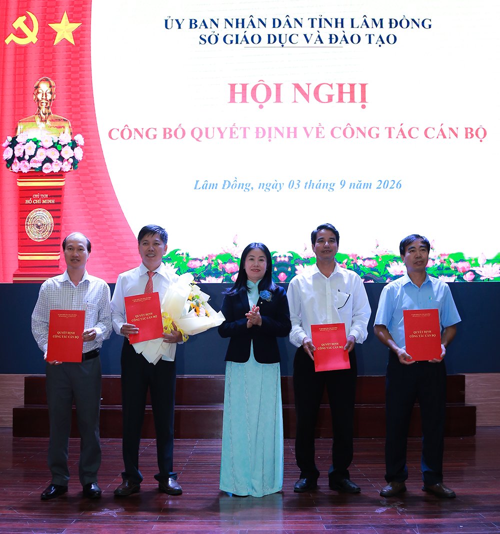 L&atilde;nh đạo Sở Gi&aacute;o dục v&agrave; Đ&agrave;o tạo trao quyết định bổ nhiệm c&aacute;n bộ quản l&yacute;.
