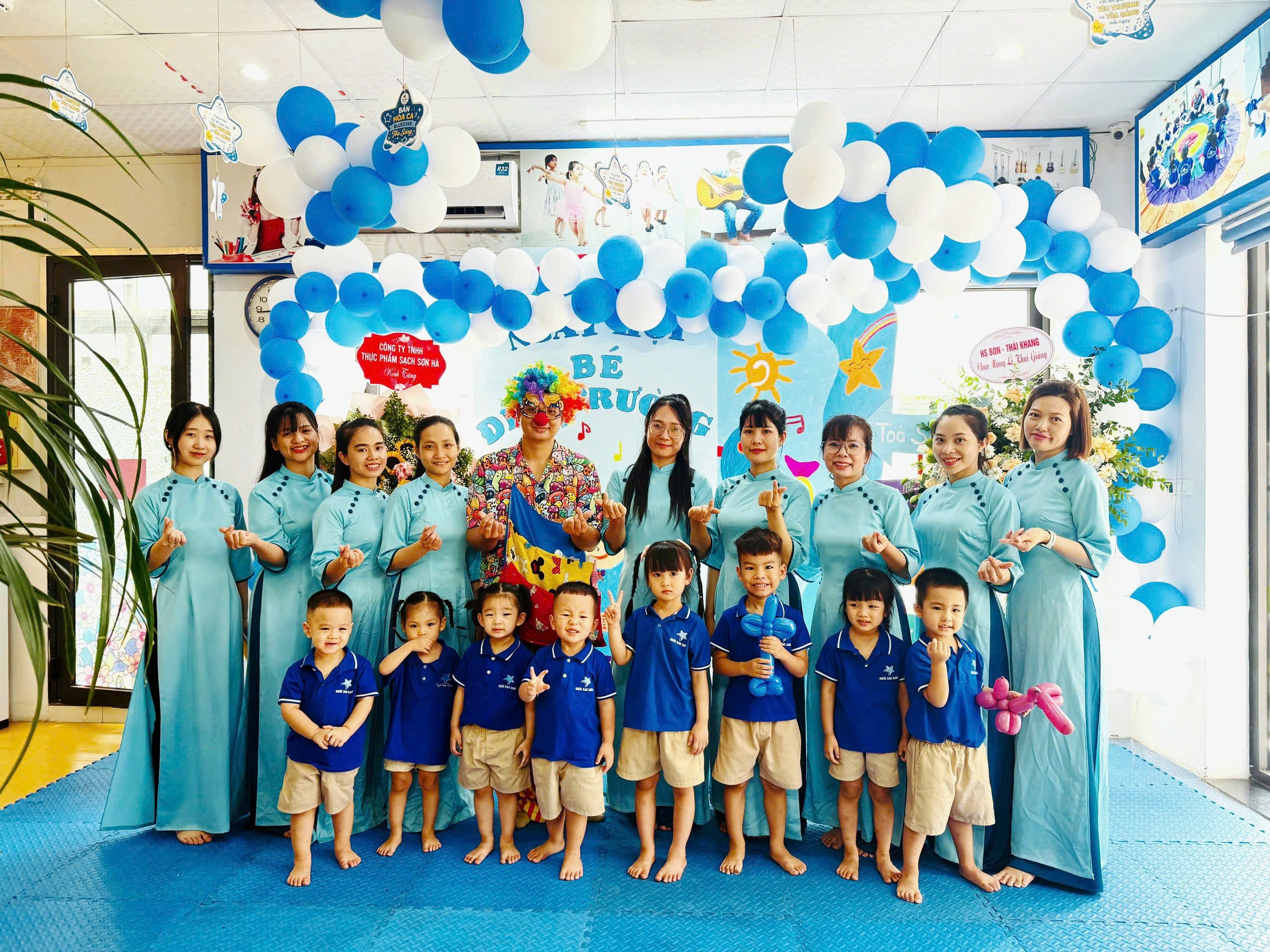 Nh&agrave; trường x&aacute;c định c&ocirc;ng t&aacute;c chăm s&oacute;c, nu&ocirc;i dưỡng v&agrave; gi&aacute;o dục trẻ l&agrave; nhiệm vụ trọng t&acirc;m.