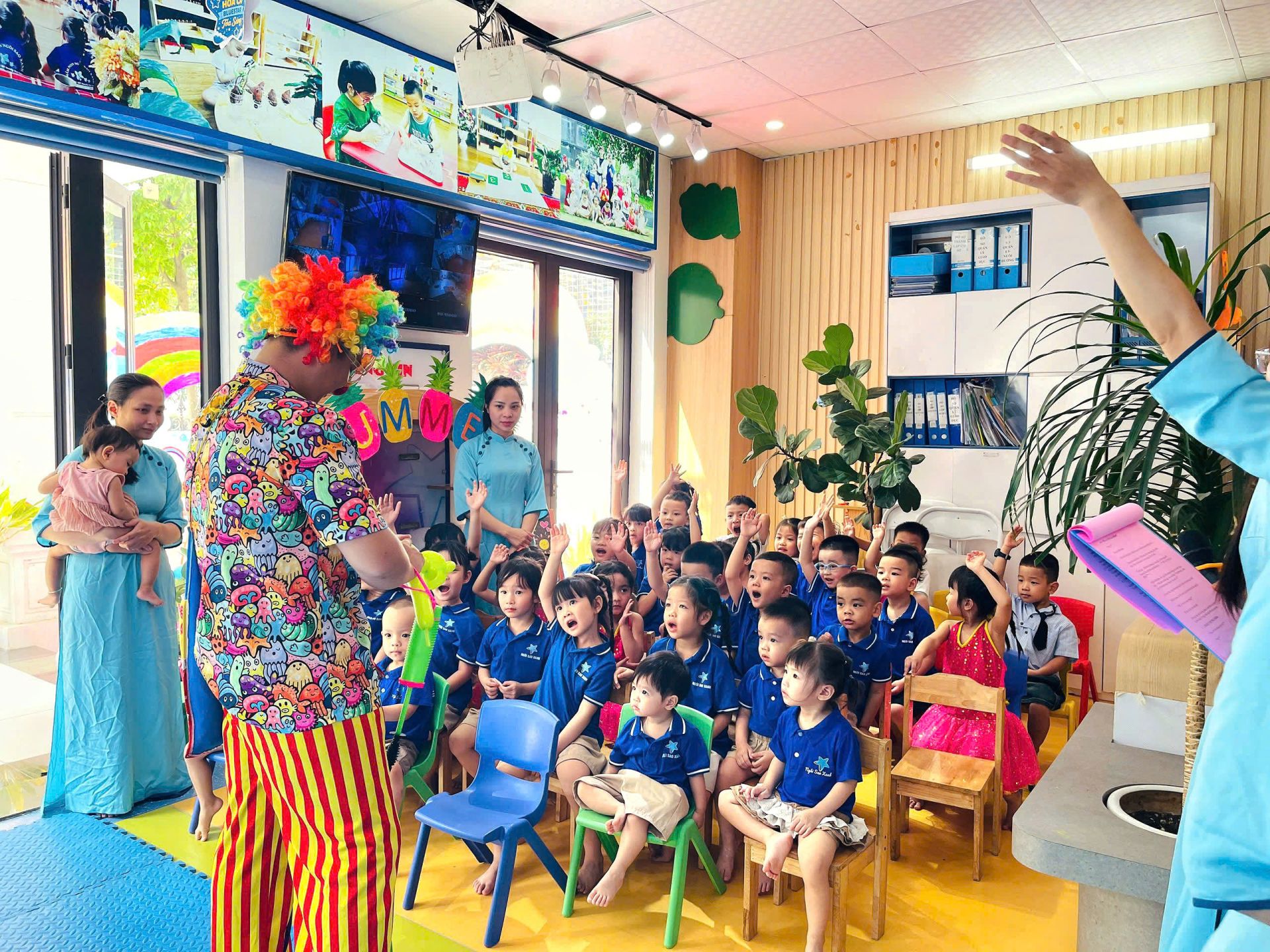 Sự đồng h&agrave;nh giữa gia đ&igrave;nh v&agrave; nh&agrave; trường được x&aacute;c định l&agrave; một trong những yếu tố g&oacute;p phần tạo n&ecirc;n m&ocirc;i trường ph&aacute;t triển t&iacute;ch cực.