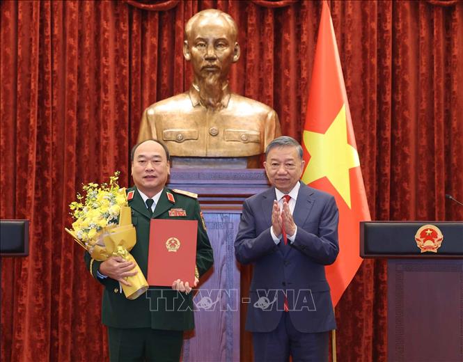 Tổng B&iacute; thư, Chủ tịch nước T&ocirc; L&acirc;m trao Quyết định thăng qu&acirc;n h&agrave;m từ Trung tướng l&ecirc;n Thượng tướng đối với đồng ch&iacute; L&ecirc; Quang Đạo, Ph&oacute; Tổng Tham mưu trưởng Qu&acirc;n đội nh&acirc;n d&acirc;n Việt Nam. Ảnh: Thống Nhất/TTXVN