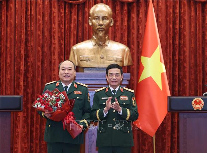 Đại tướng Phan Văn Giang, Uỷ vi&ecirc;n Bộ Ch&iacute;nh trị, Ph&oacute; B&iacute; thư Qu&acirc;n uỷ Trung ương, Ph&oacute; Thủ tướng, Bộ trưởng Bộ Quốc ph&ograve;ng tặng hoa ch&uacute;c mừng Thượng tướng L&ecirc; Quang Đạo, Ph&oacute; Tổng Tham mưu trưởng Qu&acirc;n đội nh&acirc;n d&acirc;n Việt Nam. Ảnh: Thống Nhất/TTXVN