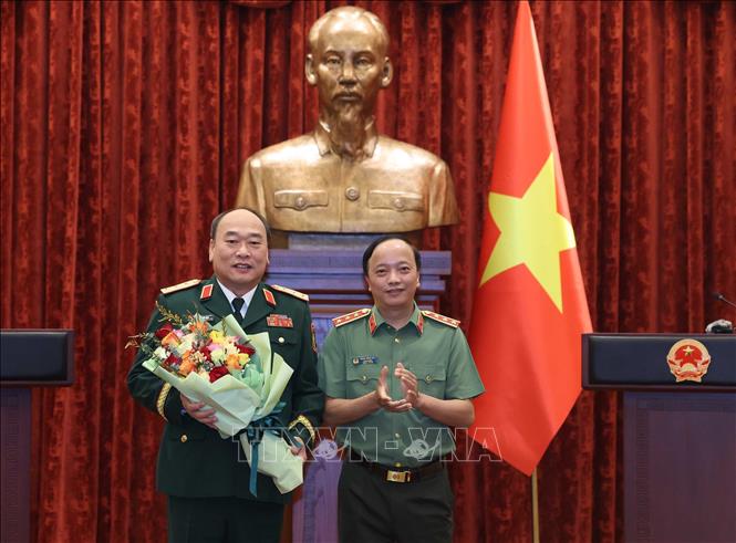 Thượng tướng Đặng Hồng Đức, Ủy vi&ecirc;n Trung ương Đảng, Ủy vi&ecirc;n Ban Thường vụ Đảng ủy C&ocirc;ng an Trung ương, Thứ trưởng Bộ C&ocirc;ng an tặng hoa ch&uacute;c mừng Thượng tướng L&ecirc; Quang Đạo, Ph&oacute; Tổng Tham mưu trưởng Qu&acirc;n đội nh&acirc;n d&acirc;n Việt Nam. Ảnh: Thống Nhất/TTXVN