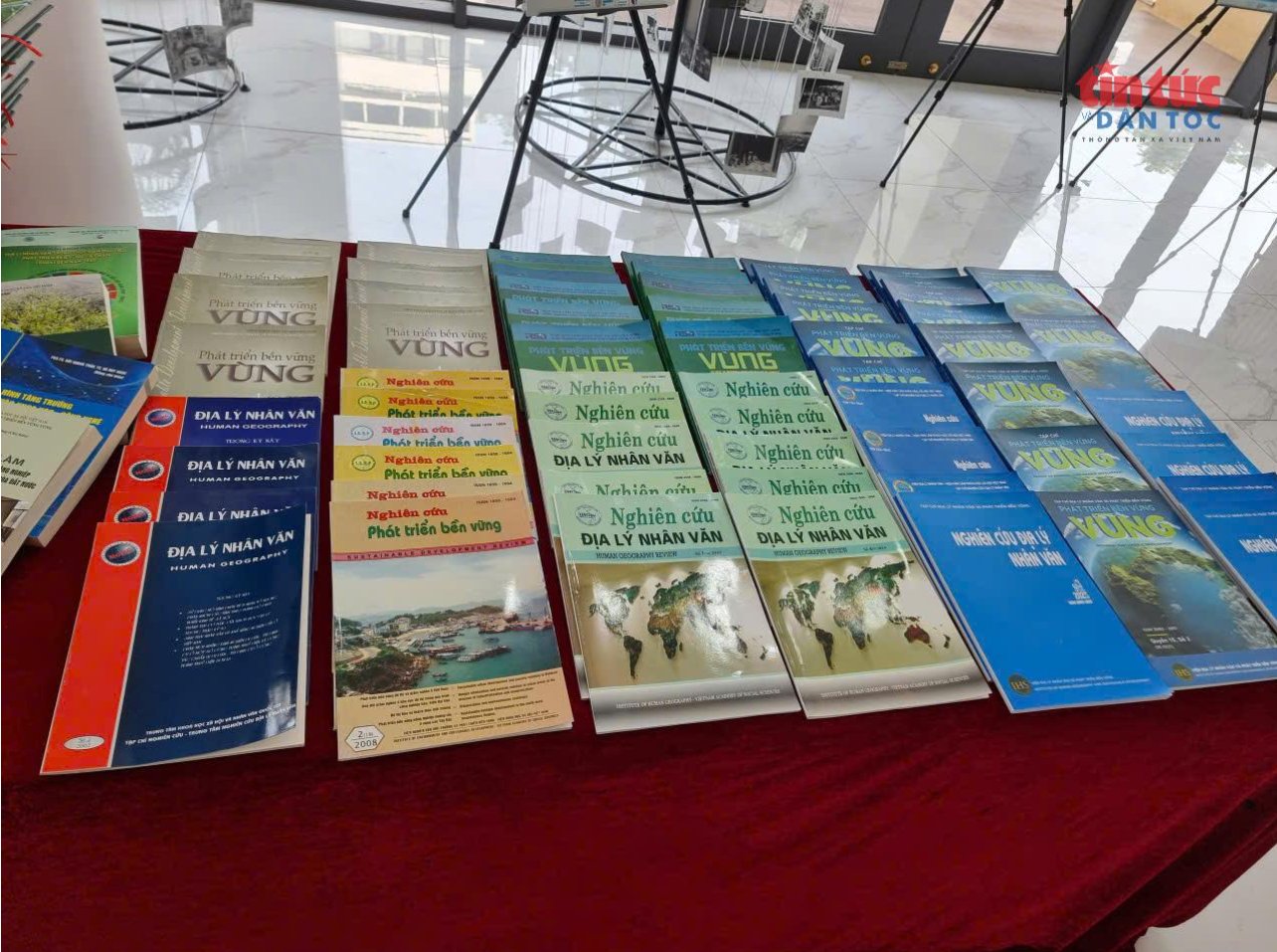 C&aacute;c t&aacute;c phẩm nghi&ecirc;n cứu về địa l&yacute; nh&acirc;n văn, ph&aacute;t triển bền vững. Ảnh: TTXVN