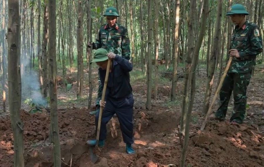 Đội Quy tập h&agrave;i cốt liệt sĩ 589 triển khai c&ocirc;ng t&aacute;c t&igrave;m kiếm h&agrave;i cốt liệt sĩ tại bản B&atilde;i Dinh