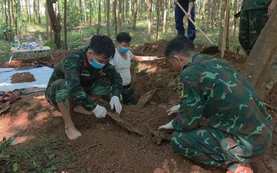 Đội Quy tập h&agrave;i cốt liệt sĩ 589 t&igrave;m thấy v&agrave; cất bốc được 2 h&agrave;i cốt liệt sĩ tại bản B&atilde;i Dinh