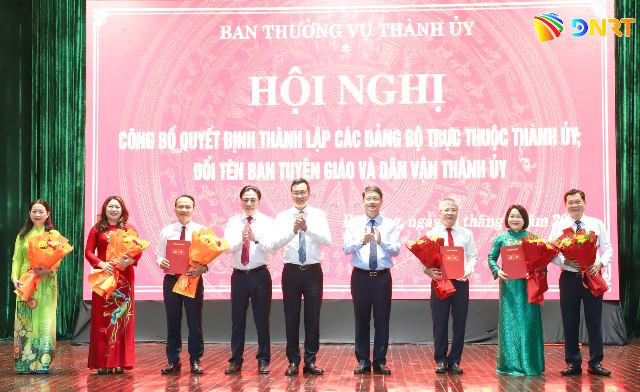 L&atilde;nh đạo Th&agrave;nh ủy trao c&aacute;c quyết định về th&agrave;nh lập 2 tổ chức Đảng, c&ocirc;ng t&aacute;c c&aacute;n bộ v&agrave; đổi t&ecirc;n Ban Tuy&ecirc;n gi&aacute;o v&agrave; D&acirc;n vận Th&agrave;nh ủy th&agrave;nh Ban Tuy&ecirc;n gi&aacute;o Th&agrave;nh ủy. Ảnh: Ngọc Ph&uacute;.