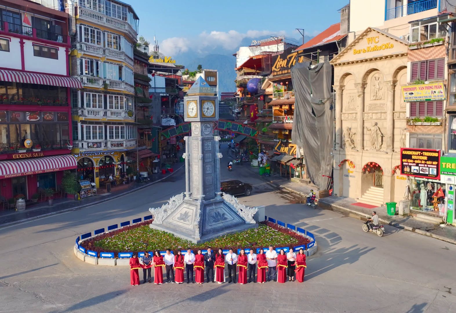 Sa Pa kh&aacute;nh th&agrave;nh c&ocirc;ng tr&igrave;nh biểu tượng th&aacute;p đồng hồ tại n&uacute;t giao đường Xu&acirc;n Vi&ecirc;n - Ngũ Chỉ Sơn. Ảnh: Tuấn Nguyễn.