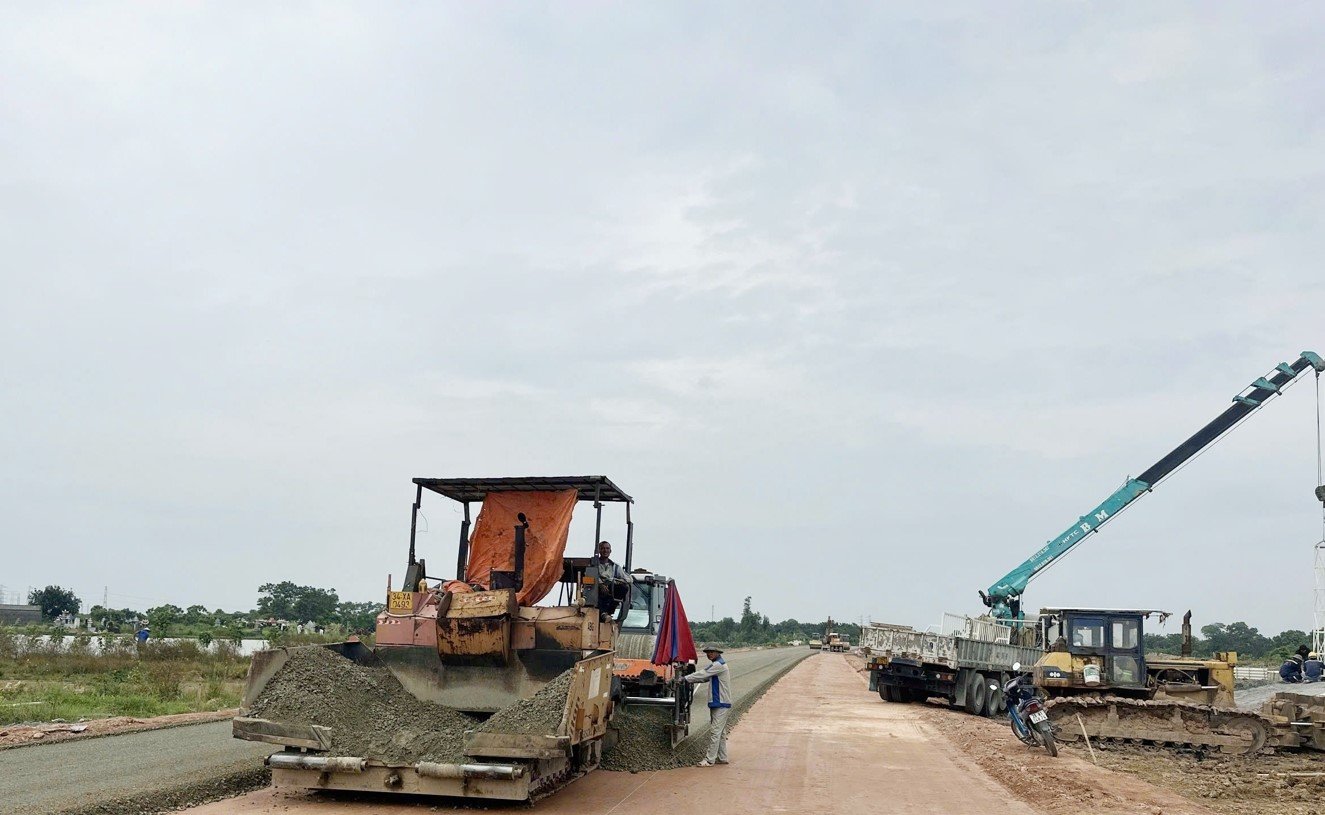 Các nhà thầu đang đẩy nhanh tiến độ thi công đường Vành đai 4 vùng thủ đô đoạn qua tỉnh Bắc Ninh. Các nhà thầu đang đẩy nhanh tiến độ thi công đường Vành đai 4 vùng thủ đô đoạn qua tỉnh Bắc Ninh.