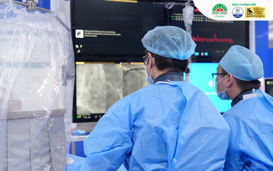 Tiến h&agrave;nh đặt stent t&aacute;i th&ocirc;ng vị tr&iacute; hẹp mạch v&agrave;nh cho người bệnh