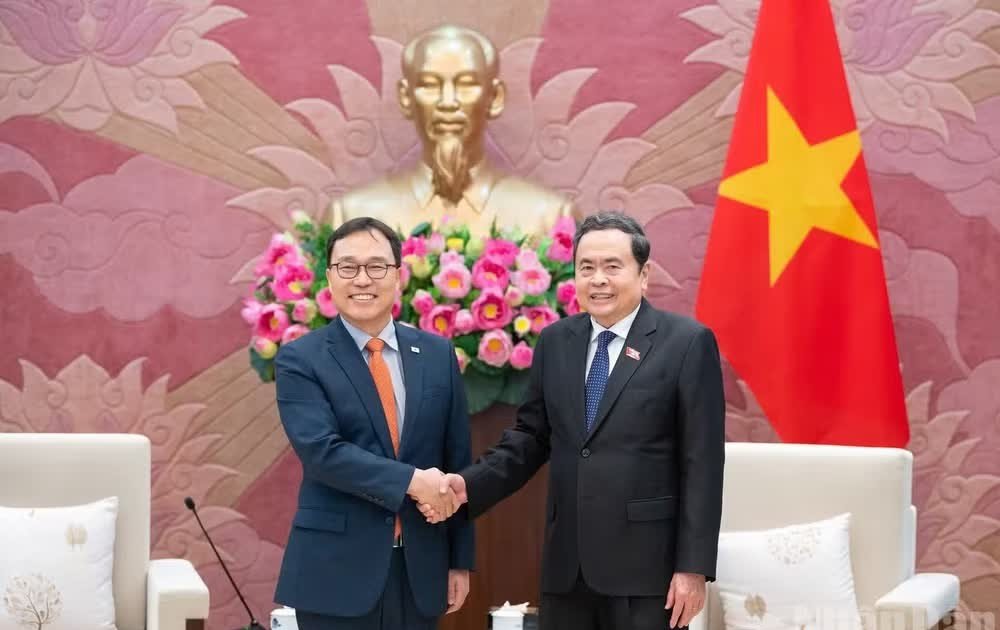 Ngày 18/6, tại Nhà Quốc hội, Chủ tịch Quốc hội Trần Thanh Mẫn tiếp Đại sứ Hàn Quốc tại Việt Nam Choi Young Sam đến chào từ biệt dịp kết thúc nhiệm kỳ công tác tại Việt Nam. (Ảnh: DUY LINH) Ngày 18/6, tại Nhà Quốc hội, Chủ tịch Quốc hội Trần Thanh Mẫn tiếp Đại sứ Hàn Quốc tại Việt Nam Choi Young Sam đến chào từ biệt dịp kết thúc nhiệm kỳ công tác tại Việt Nam. (Ảnh: DUY LINH)