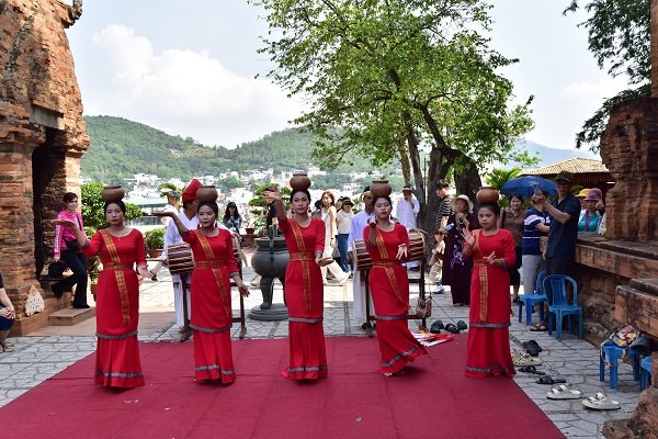 C&aacute;c vũ c&ocirc;ng d&acirc;n tộc Chăm biểu diễn phục vụ du kh&aacute;ch tại Th&aacute;p B&agrave; Po nargar