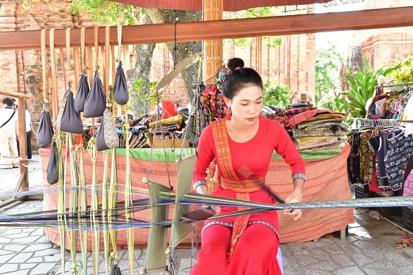 Dệt thổ cẩm truyền thống d&acirc;n tộc Chăm tại l&agrave;ng Mỹ Nghiệp (Ninh Thuận cũ), tỉnh Kh&aacute;nh H&ograve;a