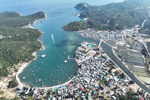 Vịnh Vĩnh Hy, hiện đang trong thời gian Vĩnh Hy Resort- kh&aacute;ch sạn lớn v&agrave; đẹp nhất tại đ&acirc;y c&oacute; chương tr&igrave;nh khuyến m&atilde;i lớn