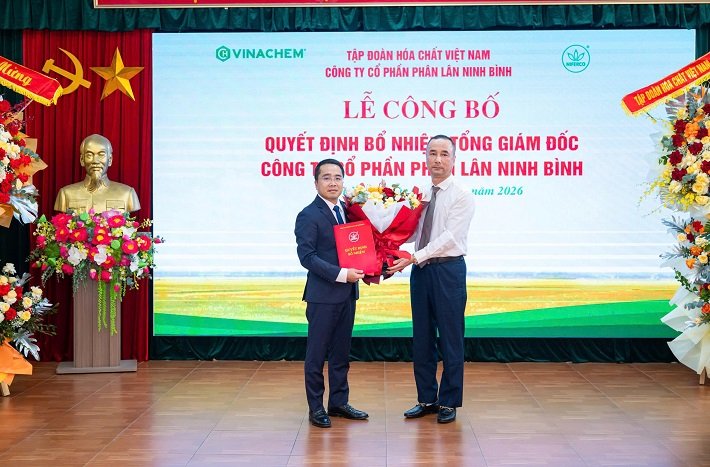 Ông Phạm Mạnh Ninh, Chủ tịch HĐQT NIFERCO, trao Quyết định bổ nhiệm và tặng hoa chúc mừng tân Tổng Giám đốc Trần Thắng. Ảnh: TCCT Ông Phạm Mạnh Ninh, Chủ tịch HĐQT NIFERCO, trao Quyết định bổ nhiệm và tặng hoa chúc mừng tân Tổng Giám đốc Trần Thắng. Ảnh: TCCT