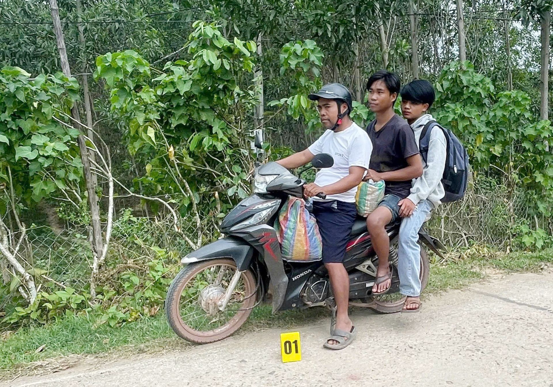 Hồ Văn Nghèo chở 2 người quốc tịch Lào không có giấy tờ tùy thân, nhập cảnh trái phép từ Lào vào Việt Nam. Ảnh: BP La Lay Hồ Văn Nghèo chở 2 người quốc tịch Lào không có giấy tờ tùy thân, nhập cảnh trái phép từ Lào vào Việt Nam. Ảnh: BP La Lay