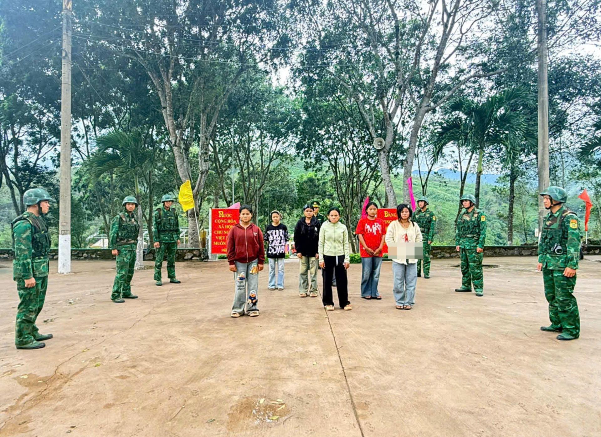 Khám xét nơi ở của Nghèo, lực lượng chức năng phát hiện thêm 7 người Lào không có giấy tờ xuất, nhập cảnh. Khám xét nơi ở của Nghèo, lực lượng chức năng phát hiện thêm 7 người Lào không có giấy tờ xuất, nhập cảnh.