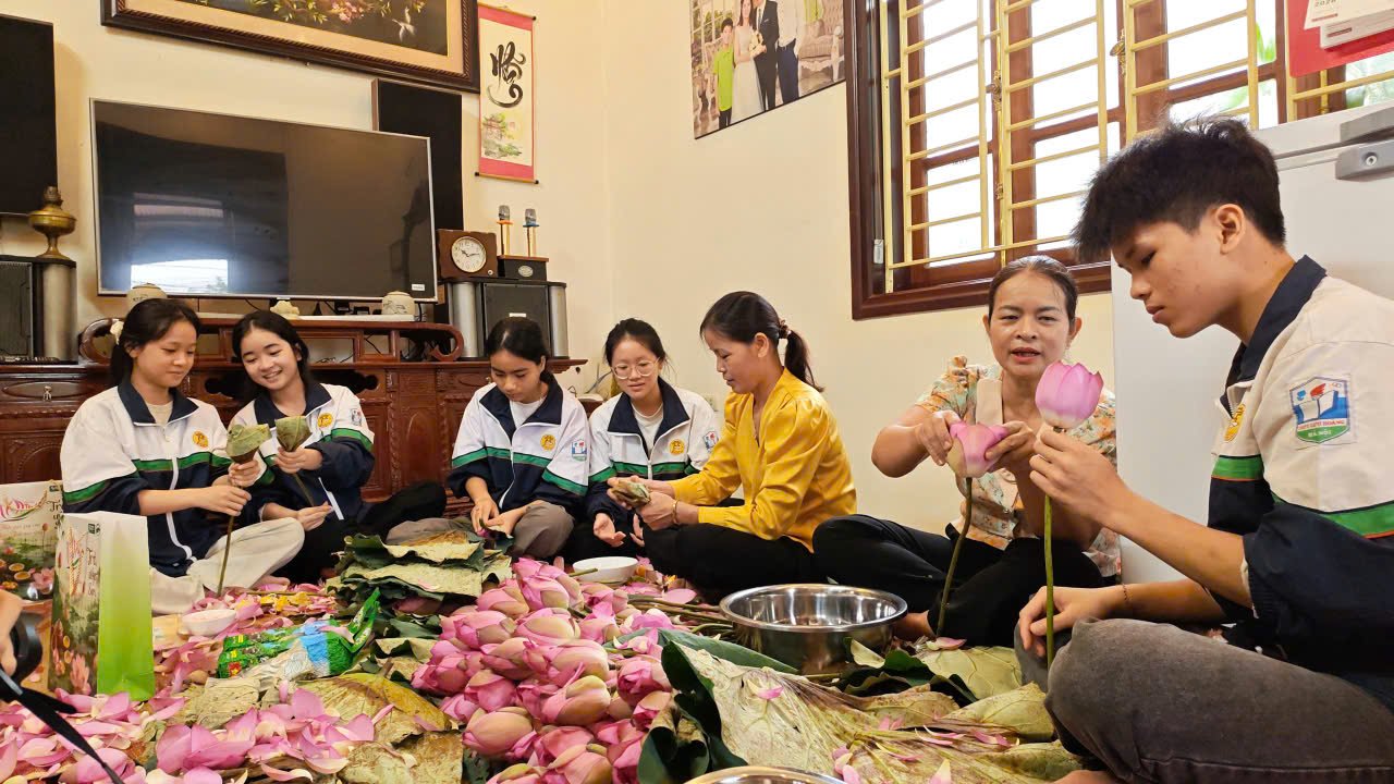 Học sinh Trường THPT Lưu Hoàng trải nghiệm quy trình ướp trà sen tại HTX Trà sen Tân An, xã Hòa Xá. Học sinh Trường THPT Lưu Hoàng trải nghiệm quy trình ướp trà sen tại HTX Trà sen Tân An, xã Hòa Xá.
