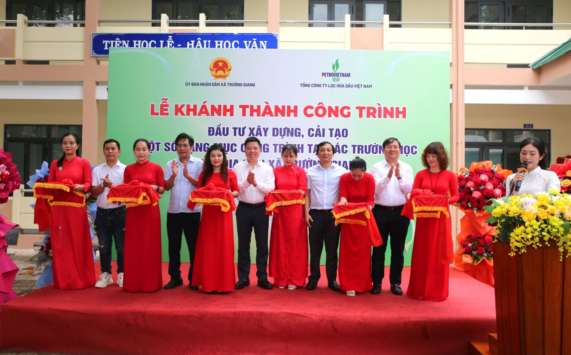 Đại biểu cắt băng kh&aacute;nh th&agrave;nh c&aacute;c hạng mục c&ocirc;ng tr&igrave;nh tại 3 điểm trường trọng điểm của x&atilde; Trường Giang