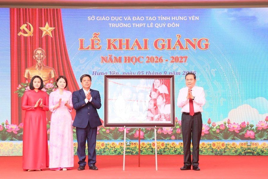 Chủ tịch Quốc hội Trần Thanh Mẫn tặng qu&agrave; ch&uacute;c mừng thầy v&agrave; tr&ograve; Trường THPT L&ecirc; Qu&yacute; Đ&ocirc;n. (Ảnh Tấn Đạt)