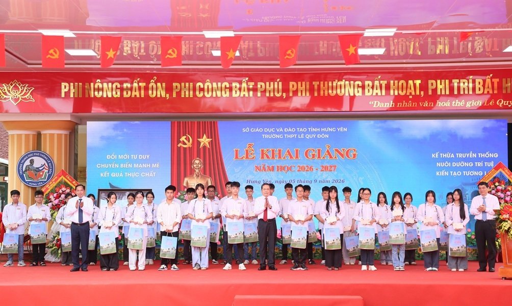 Chủ tịch Quốc hội Trần Thanh Mẫn c&ugrave;ng c&aacute;c đồng ch&iacute;: Tổng Thư k&yacute; Quốc hội, Chủ nhiệm Văn ph&ograve;ng Quốc hội L&ecirc; Quang Mạnh; Chủ nhiệm Ủy ban Văn h&oacute;a v&agrave; X&atilde; hội của Quốc hội Nguyễn Đắc Vinh đ&atilde; trao qu&agrave; tặng c&aacute;c học sinh c&oacute; ho&agrave;n cảnh kh&oacute; khăn vươn l&ecirc;n trong học tập v&agrave; học sinh đạt th&agrave;nh t&iacute;ch cao trong c&aacute;c cuộc thi.(Ảnh CTTĐT tỉnh HY)