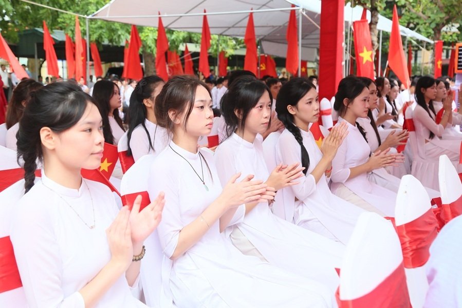 Học sinh Trường THPT L&ecirc; Qu&yacute; Đ&ocirc;n trong ng&agrave;y khai giảng năm học mới.(Ảnh Tấn Đạt)