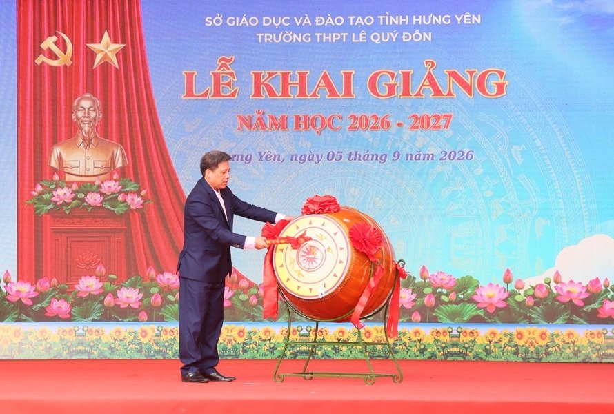 L&atilde;nh đạo Trường THPT L&ecirc; Qu&yacute; Đ&ocirc;n khởi trống khai giảng năm học 2026 - 2027.