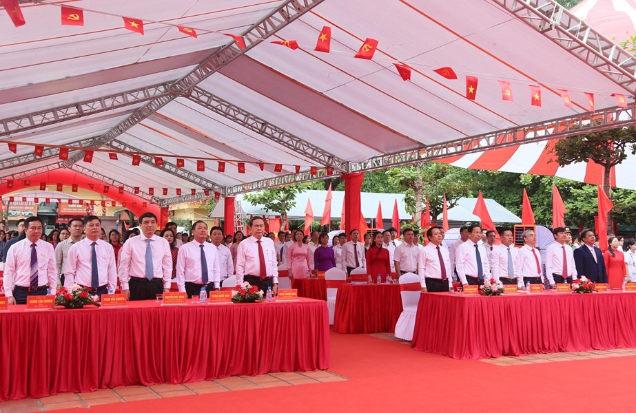 Chủ tịch Quốc hội Trần Thanh Mẫn c&ugrave;ng c&aacute;c đồng ch&iacute; l&atilde;nh đạo Trung ương, l&atilde;nh đạo tỉnh; c&aacute;n bộ, gi&aacute;o vi&ecirc;n, học sinh tại điểm cầu Trường THPT L&ecirc; Qu&yacute; Đ&ocirc;n thực hiện nghi thức ch&agrave;o cờ c&ugrave;ng c&aacute;c điểm cầu cả nước.(Ảnh CTTĐT tỉnh HY)