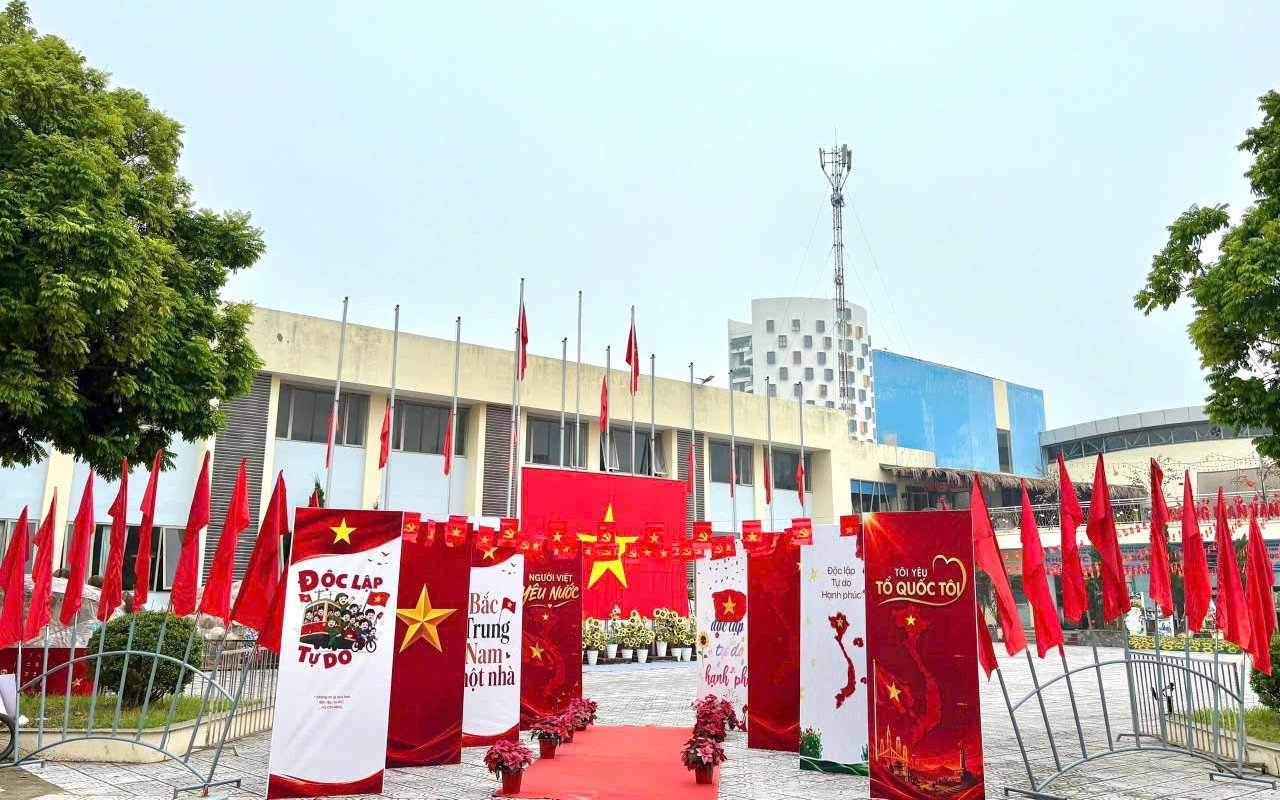 Không gian văn hóa tại phường Việt Hưng – một trong những điểm nhấn lan tỏa đời sống văn hóa tại cơ sở. Không gian văn hóa tại phường Việt Hưng – một trong những điểm nhấn lan tỏa đời sống văn hóa tại cơ sở.