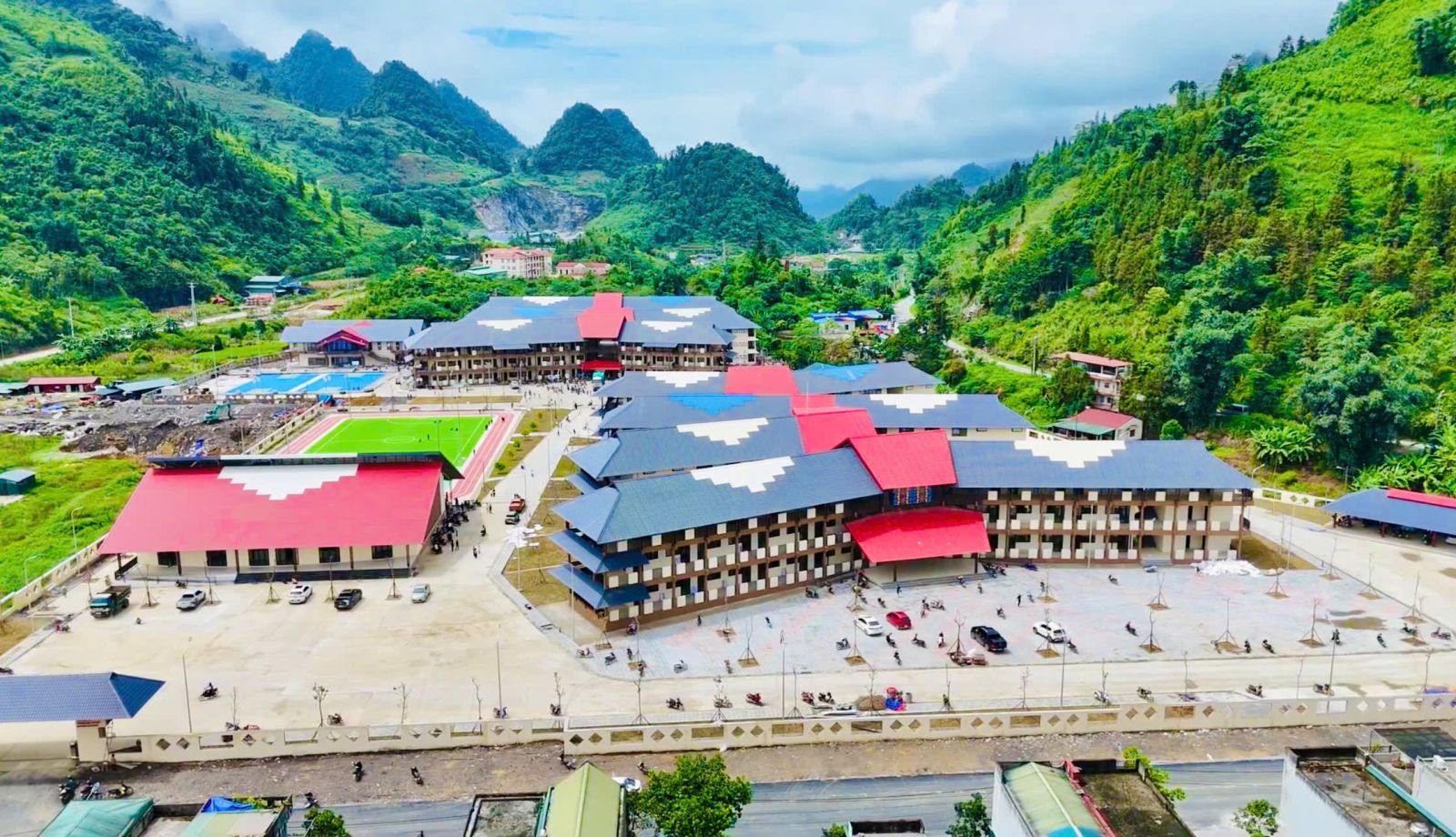 Toàn cảnh Trường PTNT Tiểu học và THCS Mường Khương giữa không gian vùng cao biên giới. Công trình được đầu tư trên diện tích gần 5 ha, với tổng mức đầu tư 255 tỷ đồng, đáp ứng quy mô 28 lớp, 980 học sinh. Toàn cảnh Trường PTNT Tiểu học và THCS Mường Khương giữa không gian vùng cao biên giới. Công trình được đầu tư trên diện tích gần 5 ha, với tổng mức đầu tư 255 tỷ đồng, đáp ứng quy mô 28 lớp, 980 học sinh.