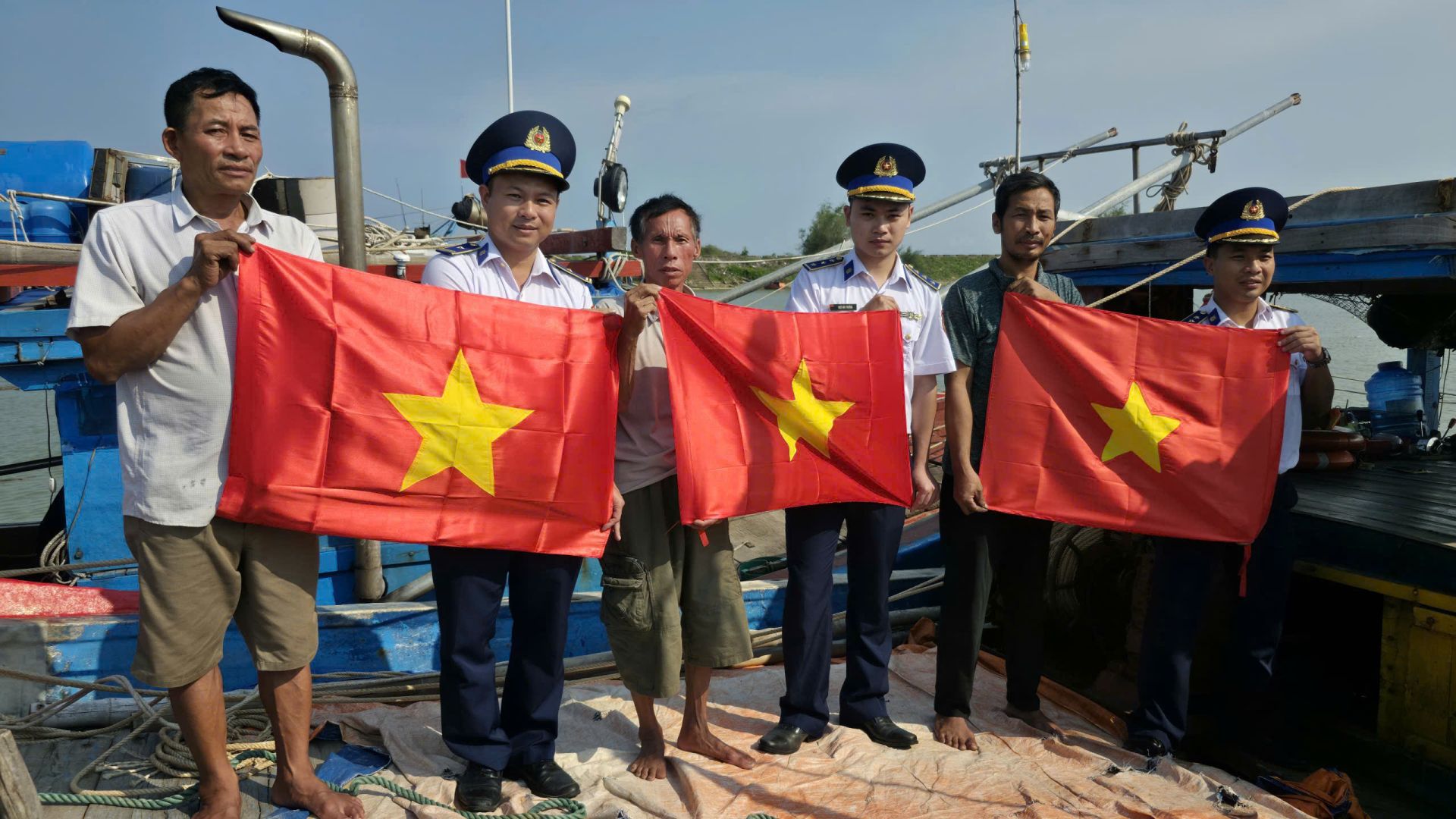 C&aacute;n bộ Cảnh s&aacute;t biển trao cờ Tổ quốc, động vi&ecirc;n ngư d&acirc;n y&ecirc;n t&acirc;m vươn khơi, b&aacute;m biển, khai th&aacute;c hải sản đ&uacute;ng ph&aacute;p luật.