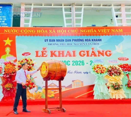 Thầy Nguyễn Thanh Chiến - Hiệu trưởng trường TH Nguyễn Văn Trỗi đ&aacute;nh trống khai giảng năm học mới 2026-2027