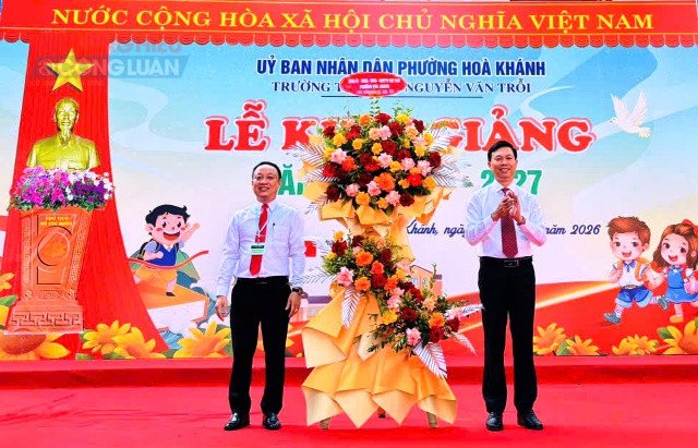 L&atilde;nh đạo Đảng ủy - UBND - UBMTTQVN phường H&ograve;a Kh&aacute;nh tặng hoa ch&uacute;c mừng dịp lễ khai giảng năm học mới.