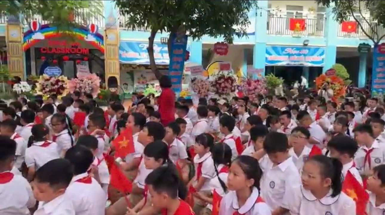 Từ sáng sớm, rực rỡ nhất là sắc hồng của cờ hoa, bóng bay và màu áo trắng học trò. Từ sáng sớm, rực rỡ nhất là sắc hồng của cờ hoa, bóng bay và màu áo trắng học trò.
