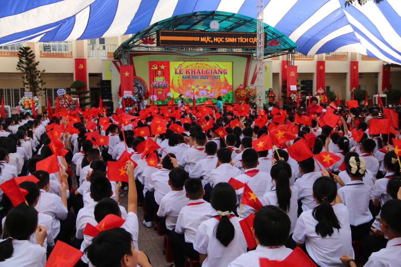 Lễ khai giảng năm học 2026 - 2027 diễn ra theo một phương thức kết hợp giữa hình thức trực tiếp và trực tuyến trên phạm vi toàn quốc. Lễ khai giảng năm học 2026 - 2027 diễn ra theo một phương thức kết hợp giữa hình thức trực tiếp và trực tuyến trên phạm vi toàn quốc.