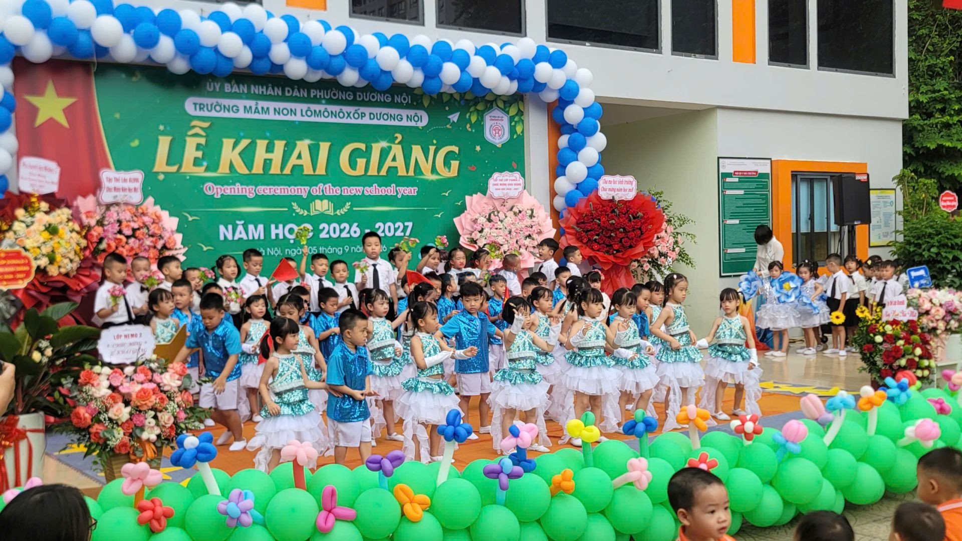 Tiết mục m&uacute;a ngộ nghĩnh, hồn nhi&ecirc;n của c&aacute;c b&eacute; mầm non trong bộ trang phục biểu diễn lấp lấp rực rỡ, l&agrave;m bừng s&aacute;ng s&acirc;n khấu ngo&agrave;i trời trong ng&agrave;y hội tựu trường.