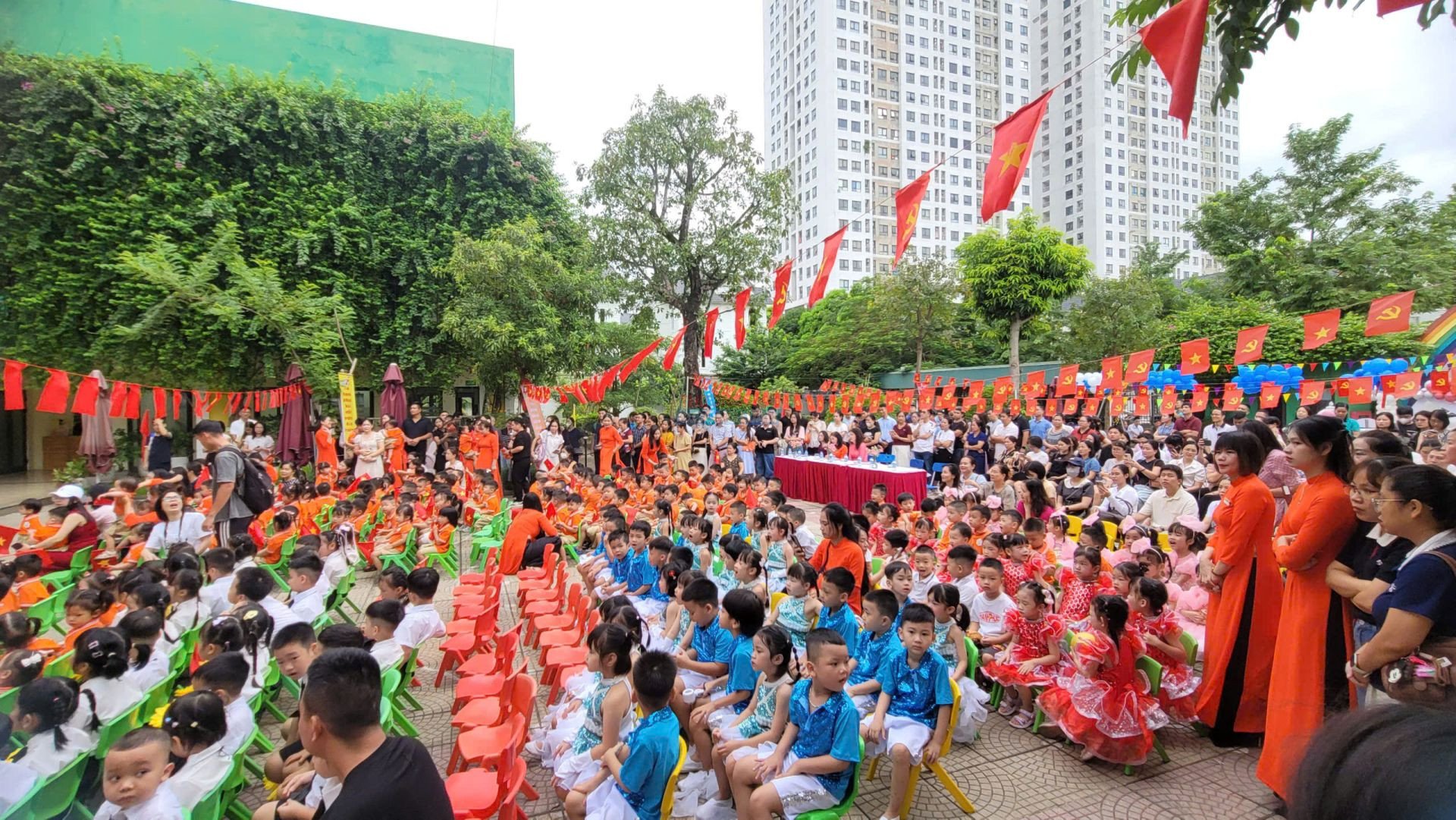 To&agrave;n cảnh s&acirc;n trường Mầm non L&ocirc;m&ocirc;n&ocirc;xốp Dương Nội tr&agrave;n ngập sắc cờ đỏ sao v&agrave;ng v&agrave; rực rỡ sắc m&agrave;u b&oacute;ng bay, nơi h&agrave;ng trăm học sinh c&ugrave;ng c&ocirc; gi&aacute;o h&agrave;o hứng tham dự buổi lễ.