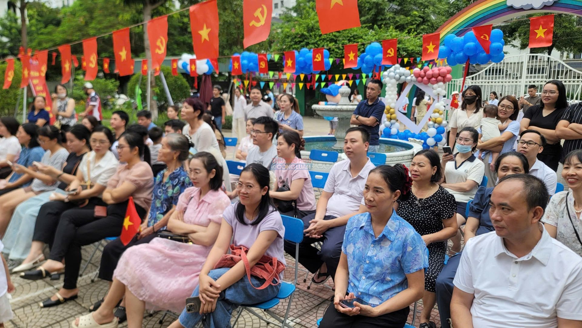 &Aacute;nh mắt rạng rỡ v&agrave; những gương mặt x&uacute;c động, tự h&agrave;o của c&aacute;c bậc phụ huynh d&otilde;i theo từng khoảnh khắc lớn kh&ocirc;n của con em m&igrave;nh trong ng&agrave;y đầu năm học mới.