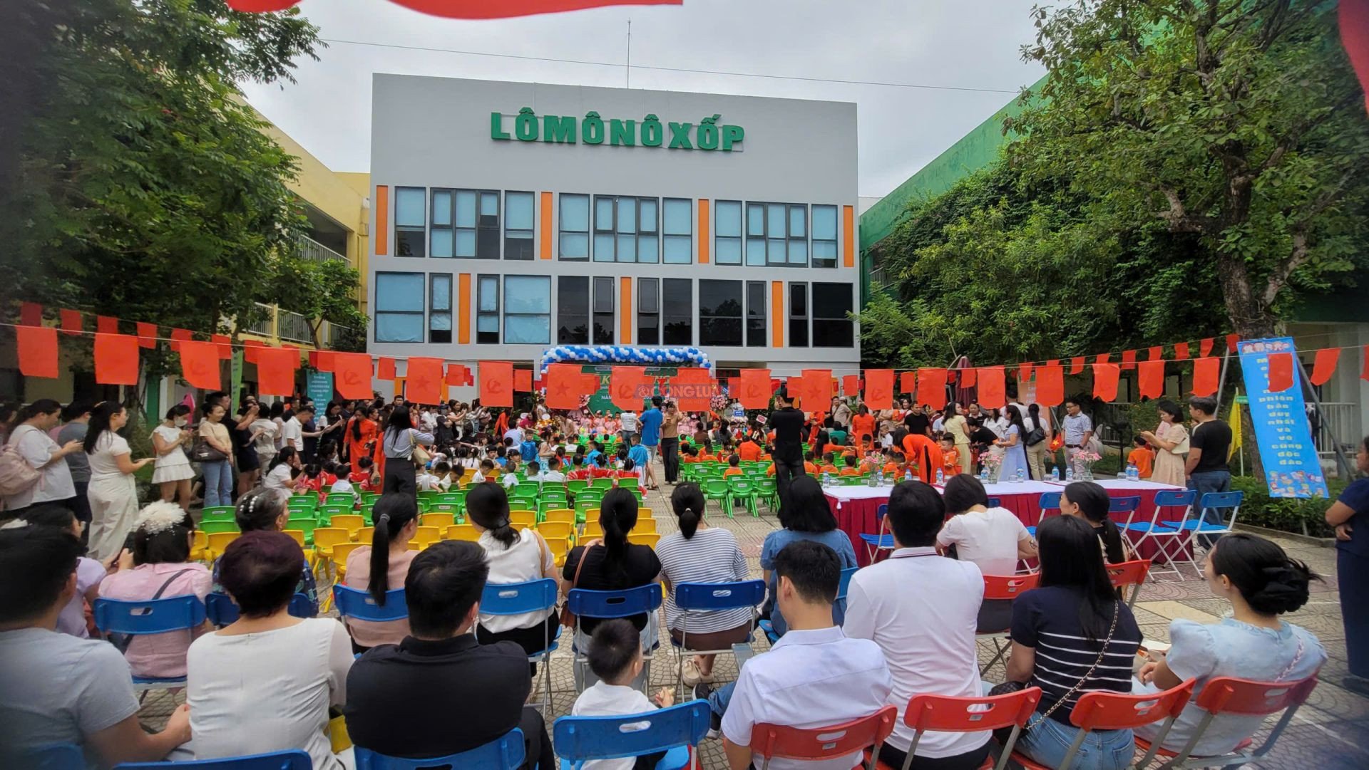 To&agrave;n cảnh kh&ocirc;ng kh&iacute; khai giảng đầm ấm v&agrave; chỉn chu ngo&agrave;i s&acirc;n trường, với sự hiện diện đầy đủ của tập thể gi&aacute;o vi&ecirc;n, qu&yacute; phụ huynh c&ugrave;ng 423 em học sinh.