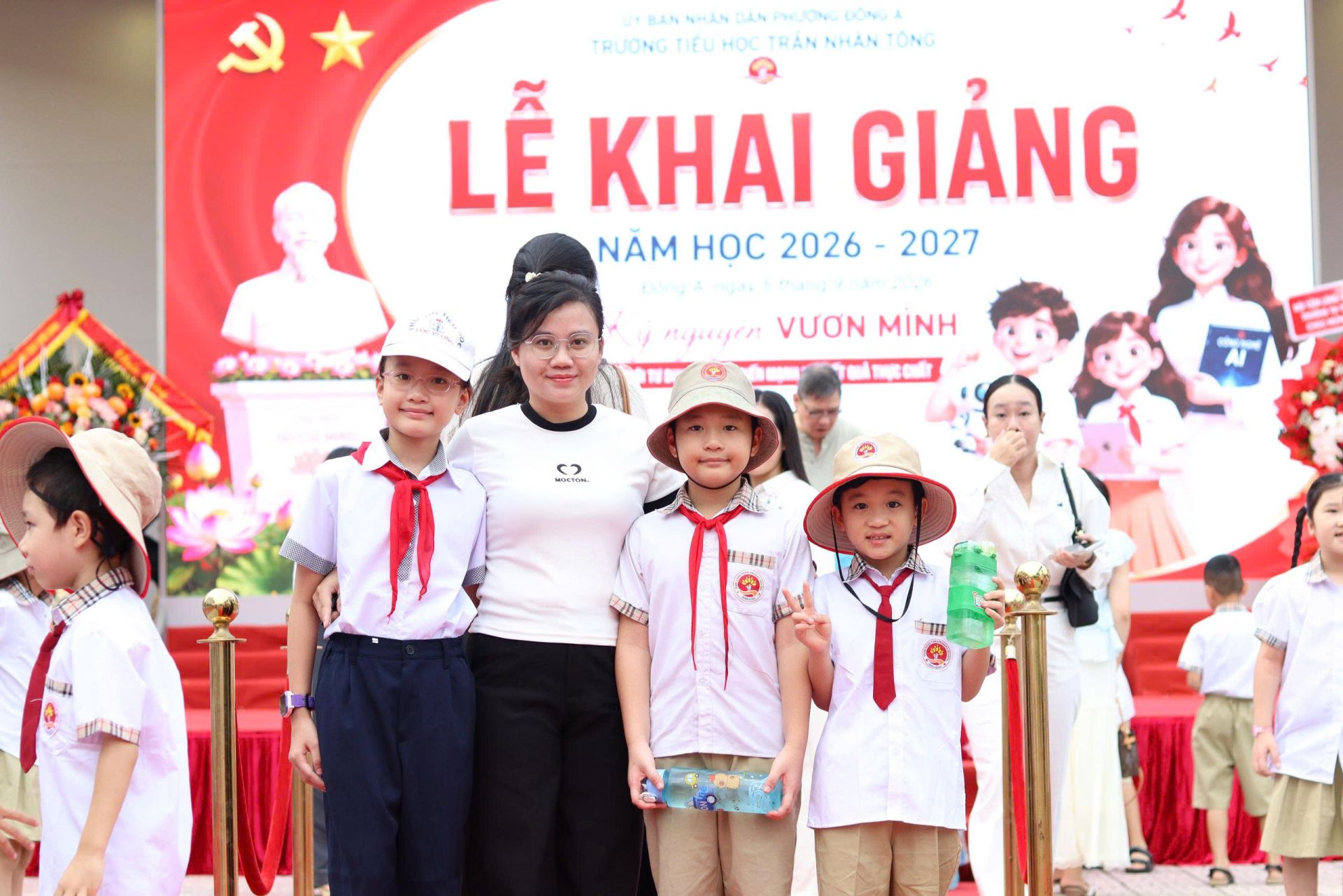 Ngay từ s&aacute;ng sớm phụ huynh đ&atilde; đưa c&aacute;c con đến trường dự khia giản năm học mới với kh&ocirc;ng kh&iacute; h&acirc;n hoan. Ảnh: Linh Trần