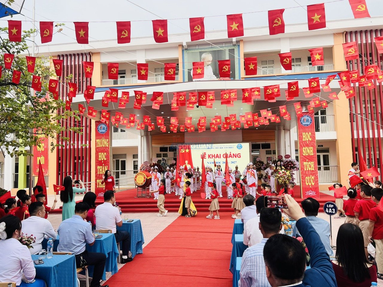 Ch&agrave;o đ&oacute;in c&aacute;c em học sinh lớp 1 bước v&agrave;o trường