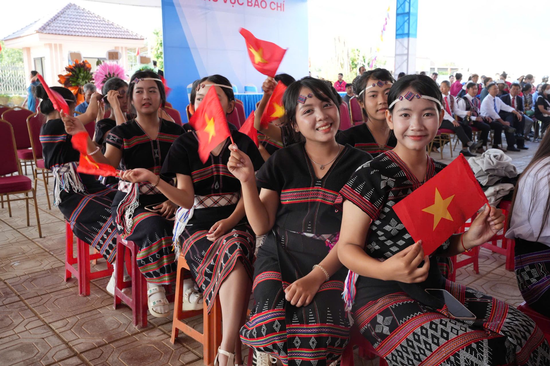 Niềm vyui của các em học sinh A lưới Niềm vyui của các em học sinh A lưới