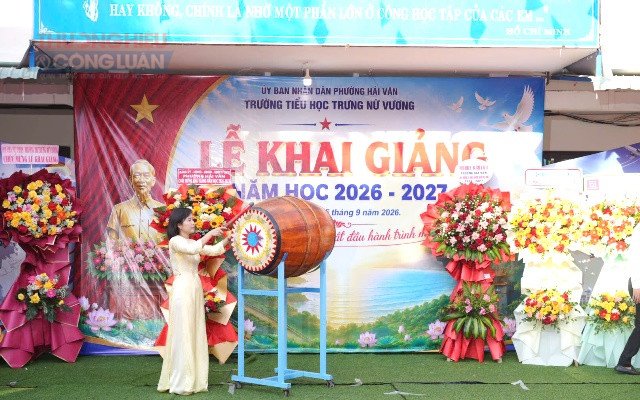 c&ocirc; Nguyễn Thị B&iacute;ch Ngọc - Hiệu trưởng trường Tiểu học Trường Nữ Vương đ&aacute;nh trống khai trường.