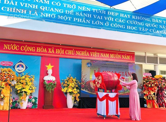 C&ocirc; Đặng Thị Xu&acirc;n Oanh &ndash; Hiệu trưởng nh&agrave; trường cho đ&aacute;nh trống khai trường.