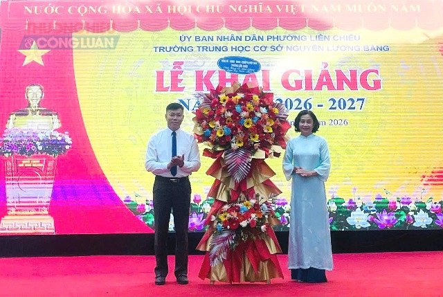 Thầy Huỳnh Duy Linh - Hiệu trưởng nh&agrave; trường đ&oacute;n nhận hoa.