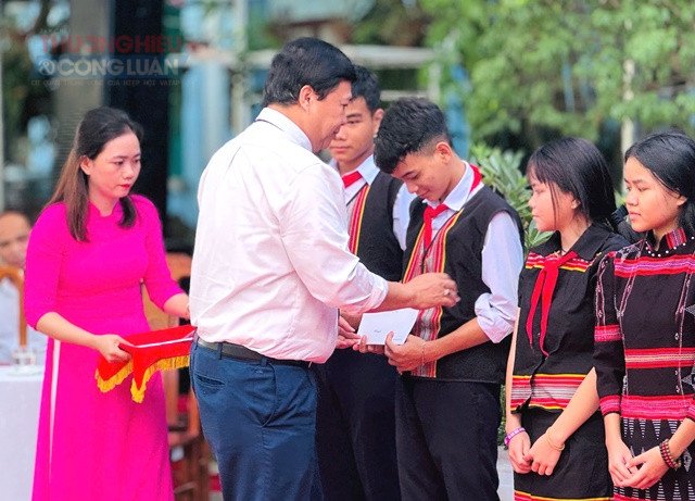 Chủ tịch UBND phường Hải V&acirc;n trao qu&agrave;.