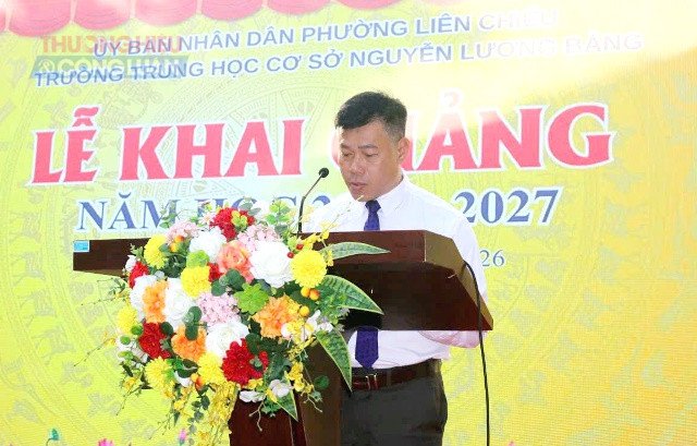 Thầy Huỳnh Duy Linh - Hiệu trưởng nh&agrave; trường ph&aacute;t biểu.