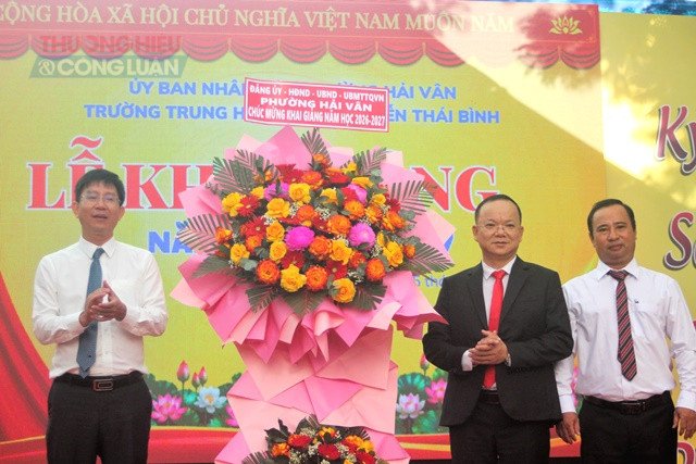 L&atilde;nh đạo phường Hải V&acirc;n tặng hoa nh&agrave; trường.