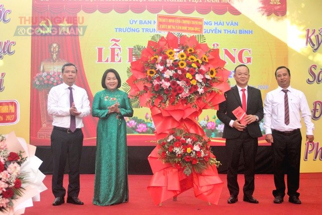 L&atilde;nh đạo phường tặng hoa ch&uacute;c mừng.