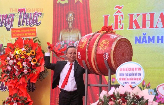 Thầy Dương Phượng Cầu - Hiệu trưởng trường THCS Nguyễn Th&aacute;i B&igrave;nh đ&aacute;nh trống khai trường.
